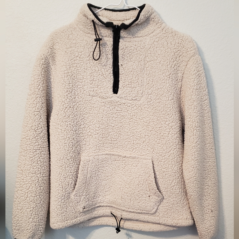 Fluffy work out sweater white